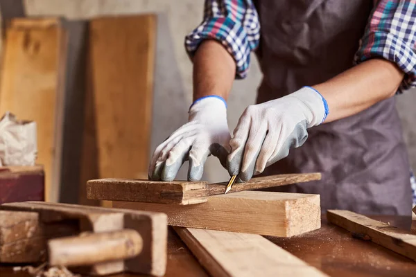 Vrouw Werken Aan Het Maken Van Houten Meubelen Hout Workshop — Stockfoto