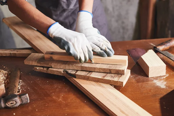 Donna Lavora Fare Mobili Legno Artigianale Laboratorio Legno Falegname Donna — Foto Stock