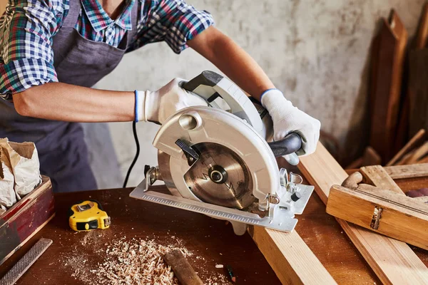 Una Carpintera Experta Usando Una Sierra Circular Trabajadora Taller Carpintería — Foto de Stock