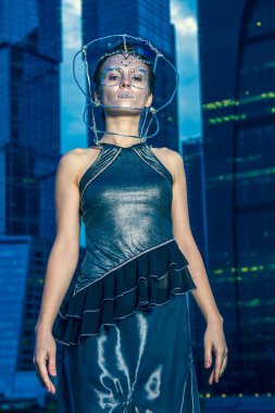 güzel kadının yüzünde kristalleri ile gümüş elbise