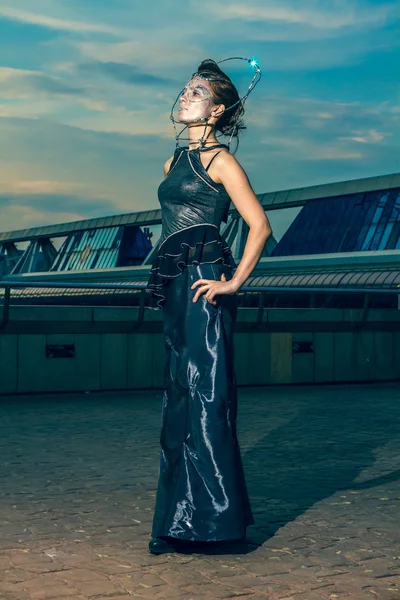 Hermosa mujer en un vestido de plata con cristales en la cara —  Fotos de Stock