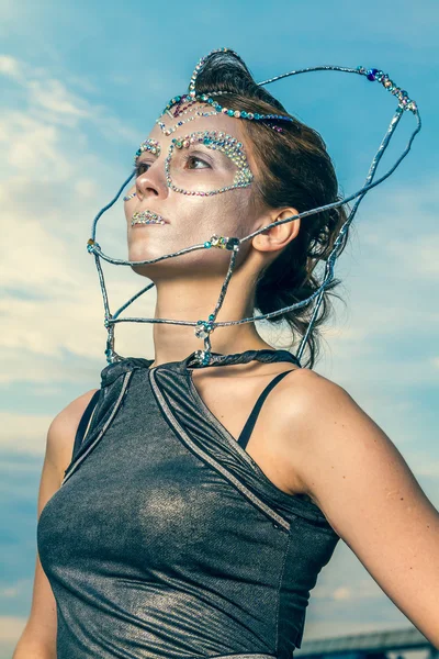 Gros plan d'une belle femme avec des cristaux collés sur son visage — Photo