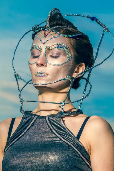 Gros plan d'une belle femme avec des cristaux collés sur son visage — Photo