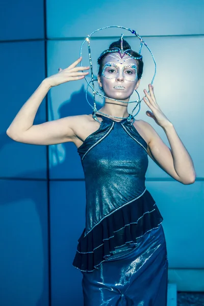 Modelo de moda con peinado futurista y make-u Imagen de archivo