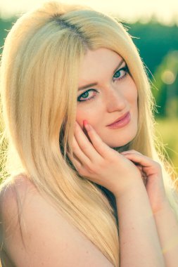 açık havada güzel genç bir kadın