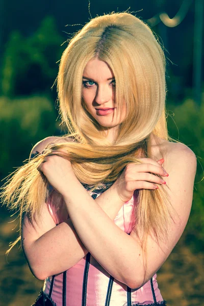 Mulher bonita brincando com seu cabelo — Fotografia de Stock