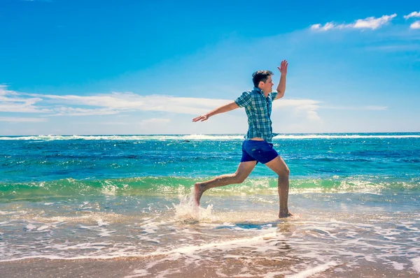 Hombre corriendo en la playa tropical — Foto de Stock