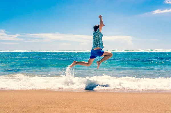 Tropik sahilde koşan adam — Stok fotoğraf