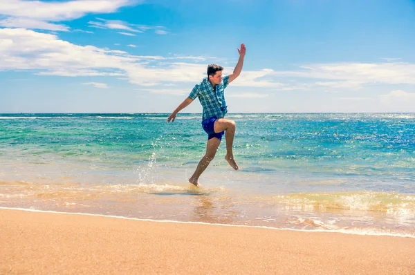 Man plezier op het strand — Stockfoto