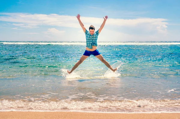 Homem se divertindo na praia — Fotografia de Stock