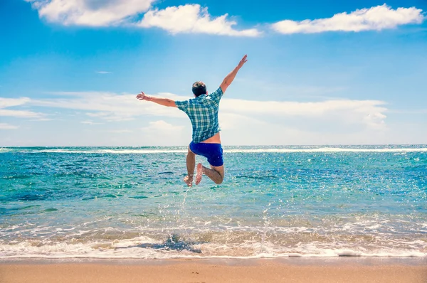 Mann amüsiert sich am Strand — Stockfoto