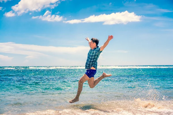 Hombre divirtiéndose en la playa — Foto de Stock