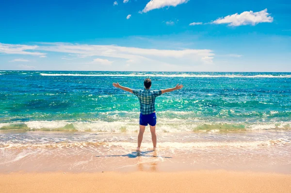 Man genieten van vrijheid in het water op het strand — Stockfoto