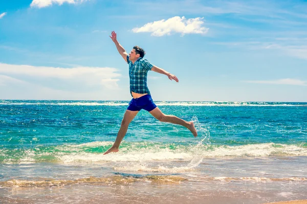 Man plezier op het strand — Stockfoto