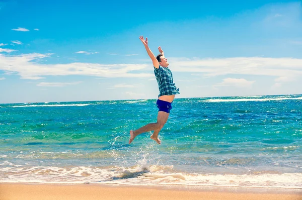 Mann amüsiert sich am Strand — Stockfoto