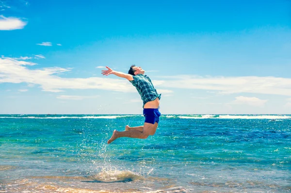 Homem se divertindo na praia — Fotografia de Stock