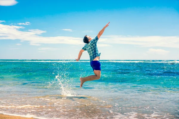 Hombre divirtiéndose en la playa — Foto de Stock