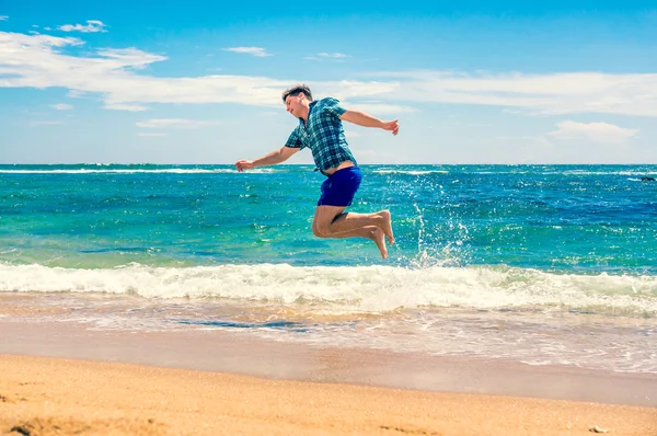 Hombre divirtiéndose en la playa — Foto de Stock