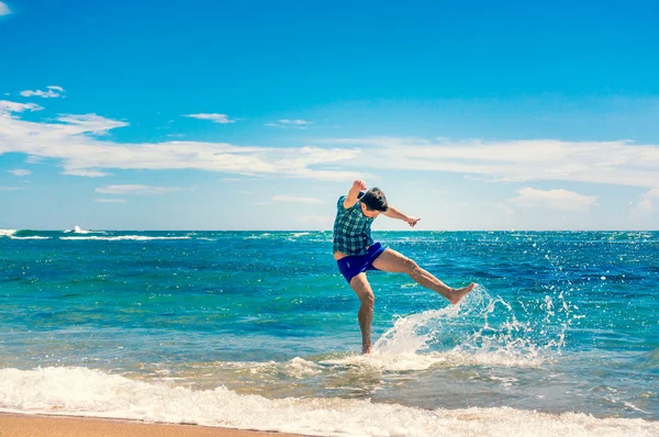 Hombre divirtiéndose en la playa — Foto de Stock