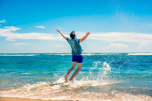 Hombre divirtiéndose en la playa — Foto de Stock