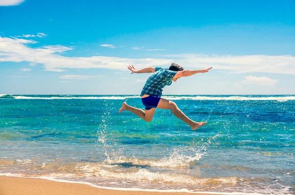 Hombre divirtiéndose en la playa Fotos de stock libres de derechos