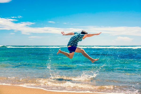 Uomo che si diverte in spiaggia Foto Stock Royalty Free