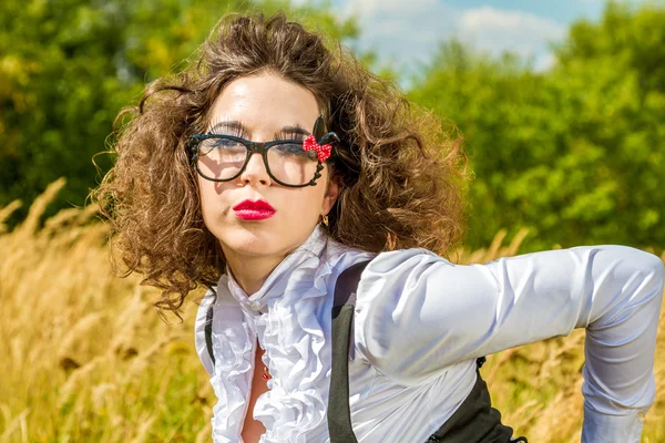 Красивая женщина в очках веселится на открытом воздухе — стоковое фото