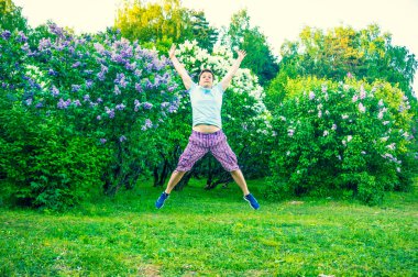 Genç adam yaz sahada atlama