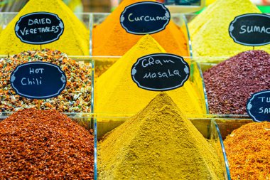 İstanbul, Türkiye 'de çeşitli parlak renkli toz baharatları piyasaya sürüldü.