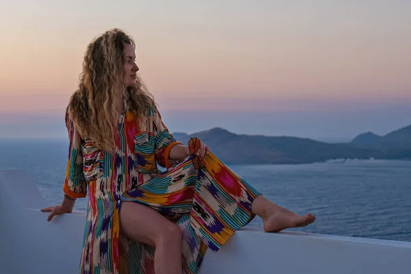 Hermosa Mujer Vestido Colorido Terraza Balcón Con Vistas Mar Puesta —  Fotos de Stock