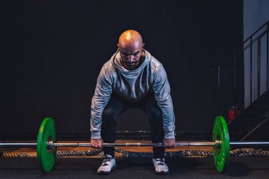 Siyahların arka planında spor salonunda çalışan kişisel antrenör kişisel fitness koçu.