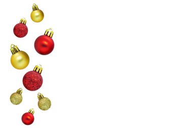 Kırmızı altın renkli Noel ağacı süsleme topları beyaz arka planda