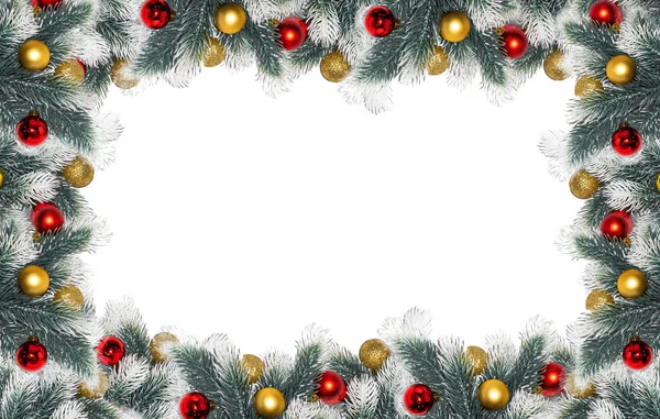 Weihnachtsdekoration Rahmen Tannenzweige mit Schnee, goldene rote Kugeln auf weißem Hintergrund — Stockfoto