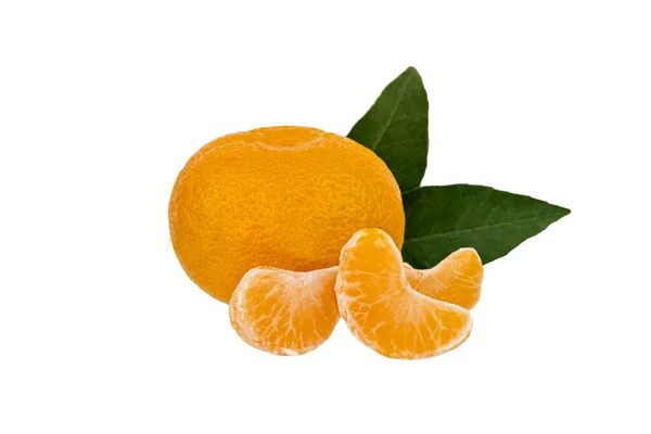 Mandarina, cítricos de mandarina con hoja y rebanada aislados en blanco — Foto de Stock