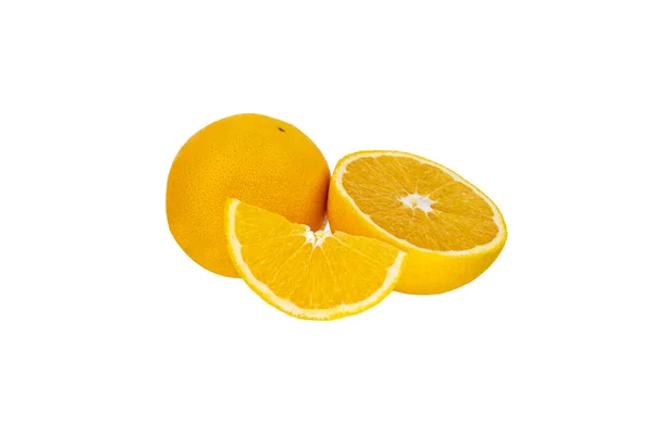 Frische Bio-Orangen-Zitrusfrüchte mit Scheibe isoliert auf weiß — Stockfoto