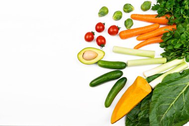 Avokado ile taze sebzeler. Sağlıklı besin arkaplanı beyaza izole edilmiş