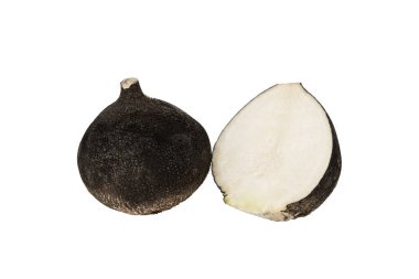 Taze orgaik siyah turp, beyaz üzerine izole edilmiş.