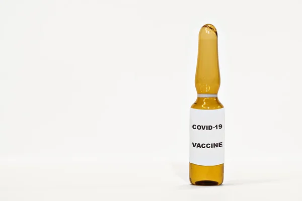 Трубка з ампулою коронавірусної вакцини кодова-19 на білому тлі — стокове фото