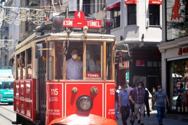 Türkiye, İstanbul - Haziran 2020 İstanbul 'daki Taksim Meydanı' nda ünlü Red vintage tramvay