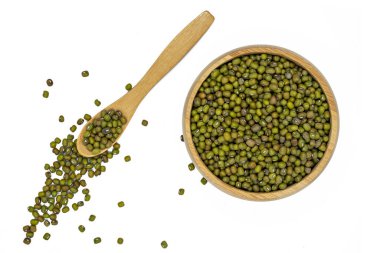 Tahta kasede mung fasulyesi ve beyaz kasede izole edilmiş kaşık.