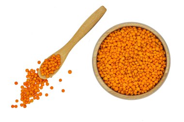 Tahta kasede kırmızı mercimek ve beyaz kaşıkta izole edilmiş kaşık.