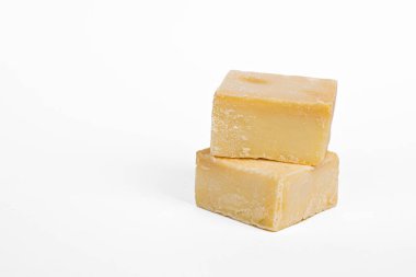 Beyaz arkaplanda el yapımı sarı sabun