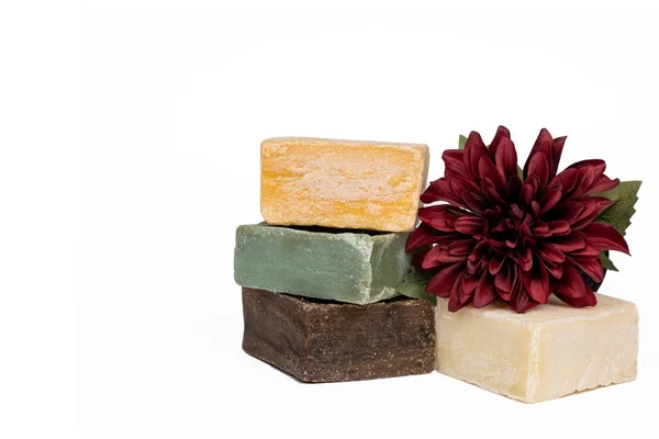 Różnorodność ręcznie wykonane kolorowe mydło z kwiatowym spa na białym tle — Zdjęcie stockowe