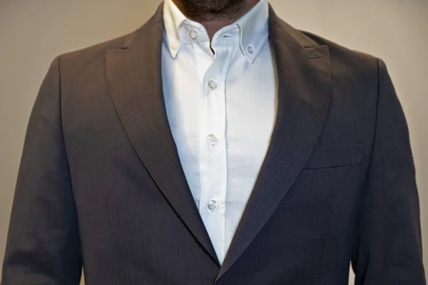 Geschnittenes Porträt Geschäftsmann, Mode. Mann in weißem Hemd und Anzug — Stockfoto