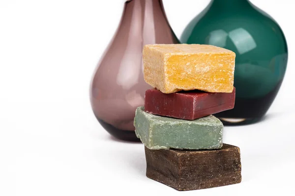 Różnorodność ręcznie wykonane kolorowe mydło na białym tle — Zdjęcie stockowe