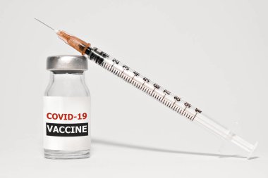 COVID-19 Coronavirus aşısı ve beyaz arka planda şırınga
