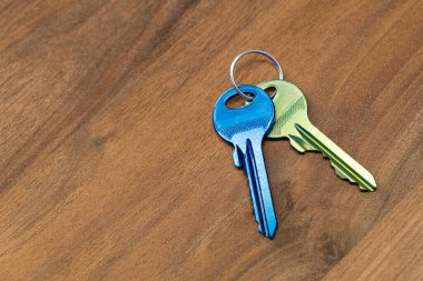 Anahtarlar ahşap masa arkasında. Kira satışı, apartman işi.