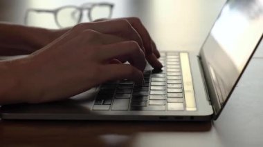 Eller dizüstü bilgisayarda yazarken klavyeyi kapat