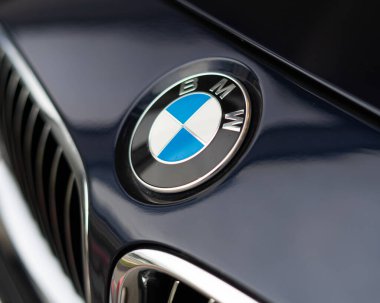 İstanbul, Türkiye - Nisan 2021: BMW Otomobil Logosunun Kapanışı
