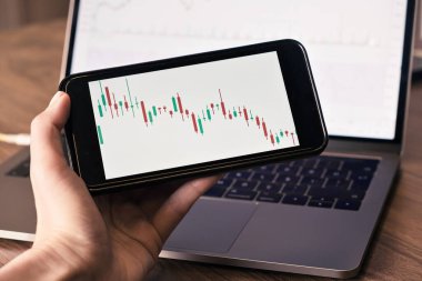 Kapat ve akıllı telefonu ticari borsa yatırımı kripto para birimi için mum grafiğiyle kapat